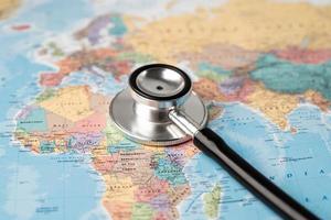 bangkok thailand 1 juni 2020 stetoskop på afrika världen världen karta bakgrund foto
