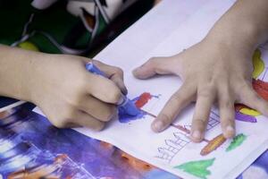unge hand med färg penna. teckning aktivitet foto