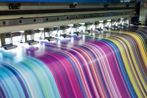 stor bläckstråleskrivare som arbetar flerfärgad cmyk på vinylbanderoll foto
