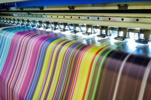 stor bläckstråleskrivare som arbetar flerfärgad på vinylbanner foto