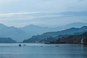 landskap av fewa sjö i pokhara nepal i skymningen