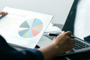 företag data analys på bärbar dator finansiell diagram, grafer, rapporter för framgångsrik planera och strategi. professionell arbetsplats analyserar företag data, diagram, grafer för strategisk beslut framställning foto