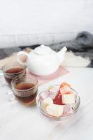 läckra turkiska läckerheter med rött te foto
