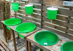 grön tvättställ i de gård. hand tvätta handfat foto