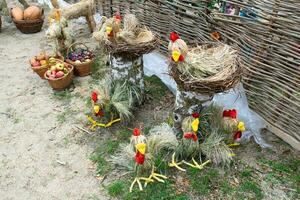 korg- från de kyckling och kyckling. konst av hantverk. dockor av kycklingar foto