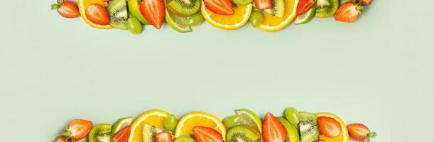 citrus- frukter, kiwi och jordgubbar platt lägga, topp se. sommar baner bakgrund med kopia Plats foto