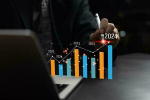 affärsman Rör Graf analys mål 2024 virtuell skärm. företag Rapportera finansiell investering Diagram diagram tillväxt strategi begrepp. foto
