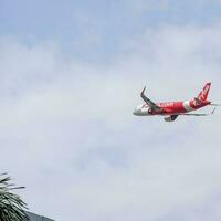 ny delhi, Indien, april 16 2023 - luft Asien flygbuss a320 ta av från indra gandhi internationell flygplats delhi, luft Asien inhemsk flygplan flygande i de blå himmel under dag tid foto