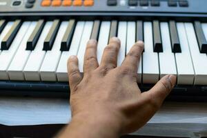 närbild av piano nycklar. piano svart och vit nycklar och piano tangentbord musikalisk instrument placerad på de Hem balkong under solig dag. foto