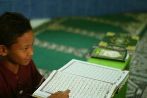magelang, indonesia.07.10.2023-an islamic barn inlärning islamic kunskap mengaji i de moskén. foto