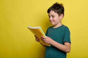 förtjusande tonåring skola pojke med böcker, isolerat på gul bakgrund. kopia Plats. utbildning. lärdom. tillbaka till skola foto