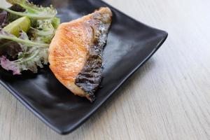 saltad grillad laxbiff japansk mat foto