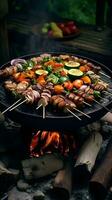 nötkött biffar och grönsaker på de grill med lågor. utegrill. foto