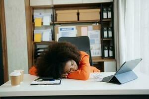 asiatisk företag kvinna är stressad, uttråkad, och övertänkande från arbetssätt på en läsplatta på de kontor. foto