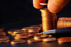 mynt på bordsbakgrund och företag som sparar pengar