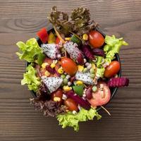 sallad på träbord, hälsosam matkoncept foto