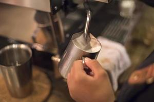 tillverkning av latte art kaffe foto
