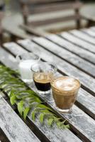 ingredienserna i kaffe på ett träbord foto