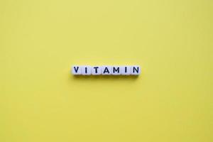 vitamin ord på en gul bakgrund. foto