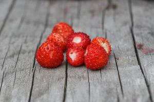 jordgubbar färska från trädgården råa vilda frukter foto