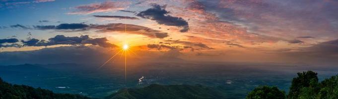 berg panorama panorama morgonsol Thailand vy på toppen av kullen med vackra solnedgångar. nakhon si thammarat chawang distrikt foto