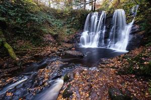 vattenfall vid glenariff forest park norra irland uk foto