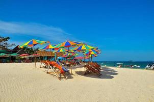 hav, ö, paraply, thailand, khai island phuket, solstolar och parasoller på en tropisk strand foto