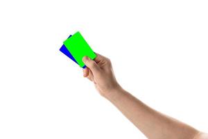 manlig hand innehar ett kreditkort eller visitkort. isolerad med chroma key och allt isolerat på vit bakgrund. foto