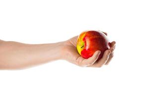 man som håller ett rött äpple i handen. isolerad på vit bakgrund.
