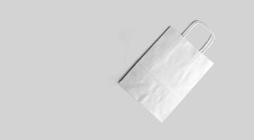 ett isolerat se av de vit toto väska på ett grå bakgrund. foto