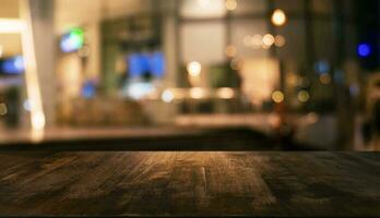 tömma trä- tabell i främre av abstrakt suddig bakgrund av kaffe affär . kan vara Begagnade för visa falsk upp av produkt foto