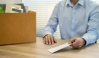 sändning avgång brev till chef och innehav grejer avgå sänka eller bärande kartong låda förbi skrivbord i kontor foto