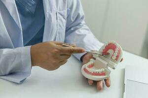 tandläkare granskning en patient tänder medicinsk behandling på de dental klinik. foto