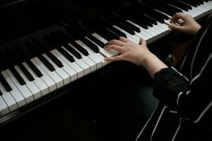 skön kvinna spelar piano, lära sig till spela piano. foto