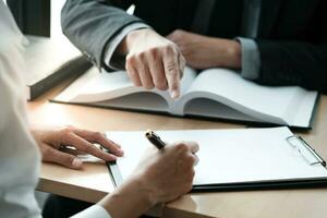 juridisk rådgivare presenterar för klienten ett undertecknat kontrakt med klubban och juridisk lag. rättvisa och advokatkoncept. foto