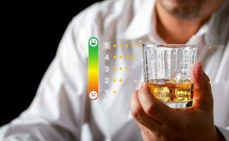 företag man dricka whisky med en 5-stjärnig tillfredsställelse betyg symbol, tillfredsställelse begrepp. foto