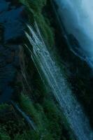 iguazu falls på de gräns mellan argentina och Brasilien med skön regnbågar och massor av vegetation och massor av vatten faller ner dem foto