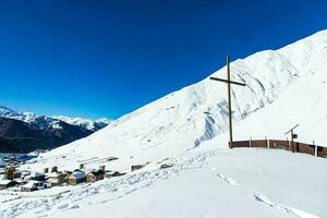 små by i vinter- med kaukasus berg. ushguli känd landmärke i svaneti georgien är ett av de högsta avräkningar i Europa. foto