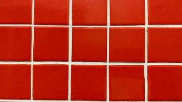 de vägg är tillverkad av plattor . röd bakgrund. tegel strukturera. foto