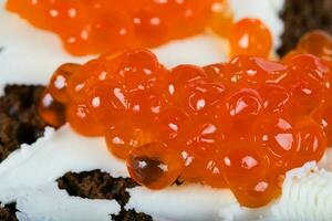 flingor svart bröd med Smör och röd kaviar. foto