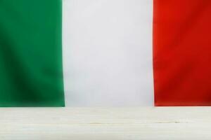 italiensk flagga och trä- panel. foto
