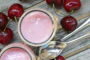 naturlig hemlagad körsbär yoghurt. närbild foto