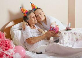 senior kvinna firar henne födelsedag foto