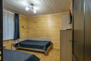 interiör av trä- eco sovrum i studio lägenheter, vandrarhem eller hemman foto