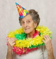 gammal kvinna redo till fira ett händelse foto