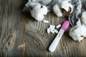 preventivmedel piller och kondom på en trä- yta., preventivmedel piller och graviditet testa på en trä- yta. foto