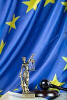 staty av themis på en flagga av europeisk union. foto