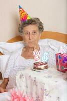 gammal kvinna firar henne födelsedag foto
