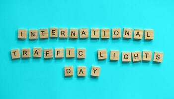augusti 5, internationell trafik ljus dag, minimalistisk baner med de inskrift i trä- brev foto