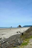 en se av höstack sten på kanon strand oregon foto